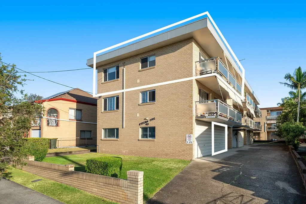 Greenslopes 2Zimmer Move-in Ready, Renovated Comfort, Sweeping City Views and Unbeatable Convenience - within the BSSSC Catchment
