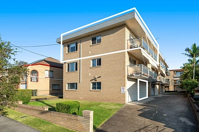 Greenslopes 2房 拎包入住，翻新舒适，城市全景和无与伦比的便利——位于 BSSSC 学区内 Move-in Ready, Renovated Comfort, Sweeping City Views and Unbeatable Convenience - within the BSSSC Catchment