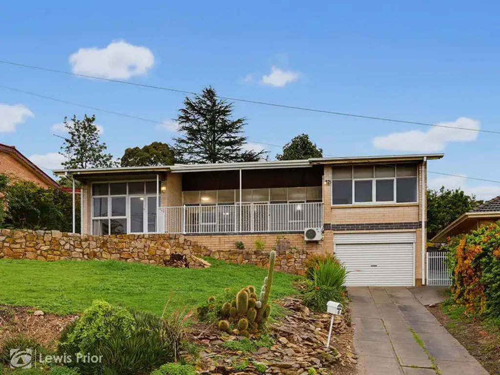 Family Living in a Convenient Hills Fringe Location