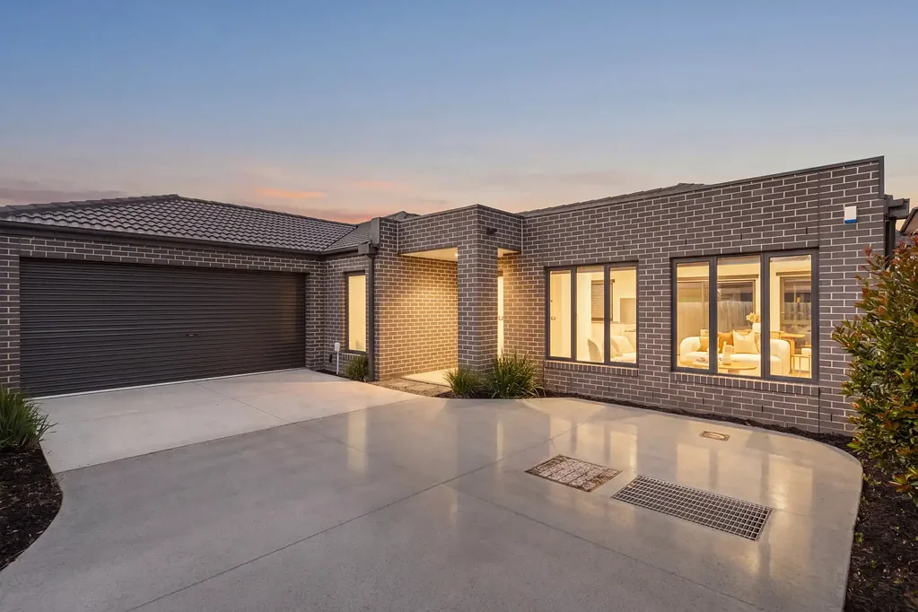 Heidelberg West 4chambre Exceptional Family Living – Four Bedrooms, Four Ensuites & Double Garage