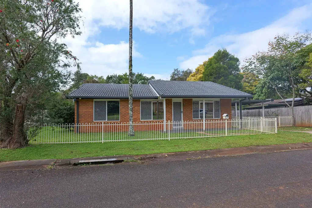 FAMILY HOME IN LOVELY SUBURBIA