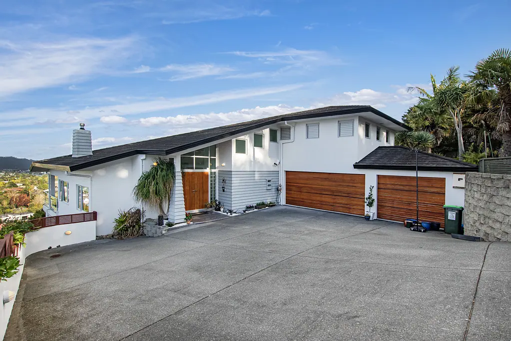 Kamo 4 Bedroom Try an Offer! Views for Miles