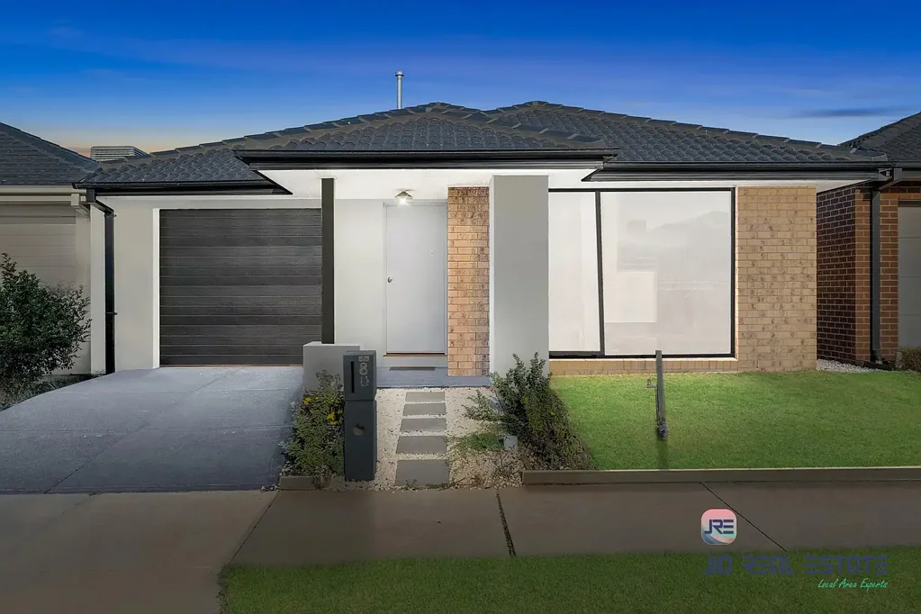 8 Kirkham Drive, Thornhill Park, VIC 3335