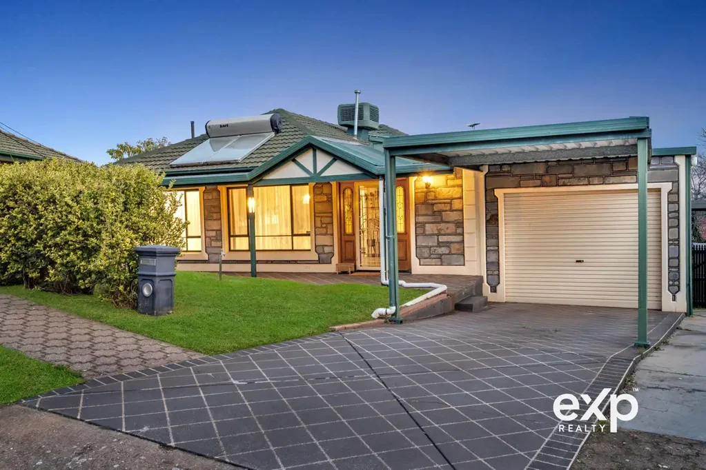 Para Hills 3 Slaapkamer Elevated Living with Spectacular Adelaide City Views!