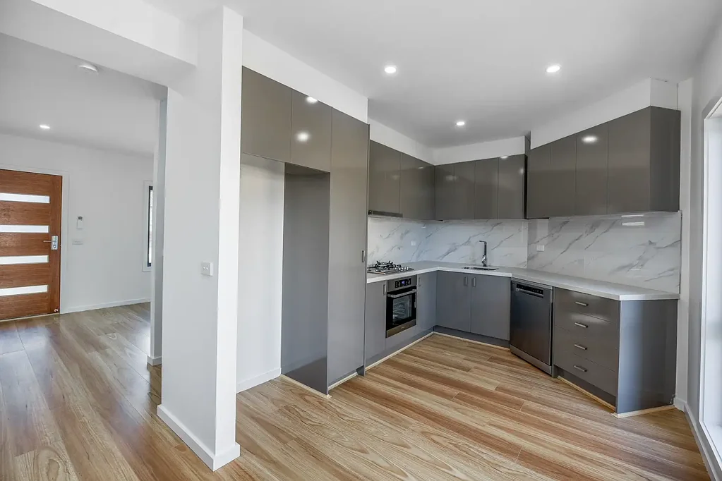 Modern 2 bedrooms Townhouse  ** Rent including gardening **