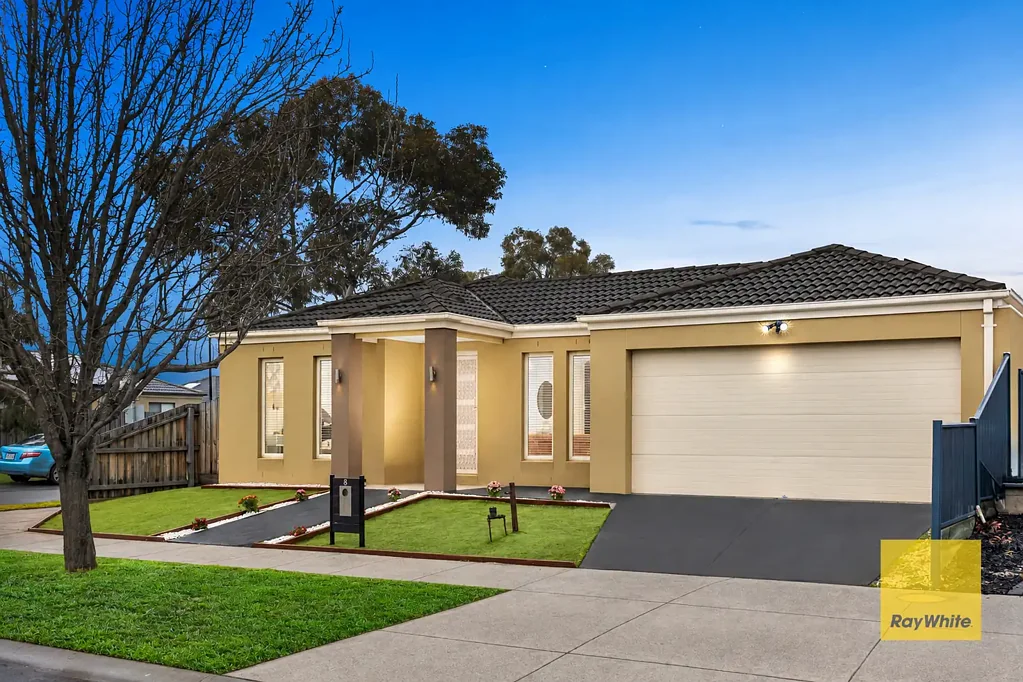 Truganina 4Kwarto Pristine, Move-In Ready - Extensively Refreshed Throughout with a Fresh, Contemporary Feel