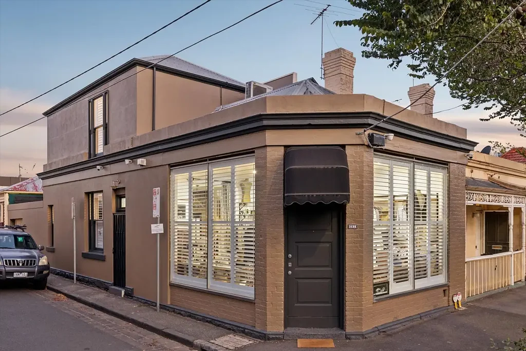 South Melbourne 2房 转角地块 两层维多利亚 铺石板后院 自动遮阳篷 高挑天花板 Smeg电器 回收橡木岛台 私密庭院 浴缸淋浴体验 分体式冷暖 南墨尔本公园旁 步行市场学校 Captivating Entertainer in a Prestigious Parkside Position