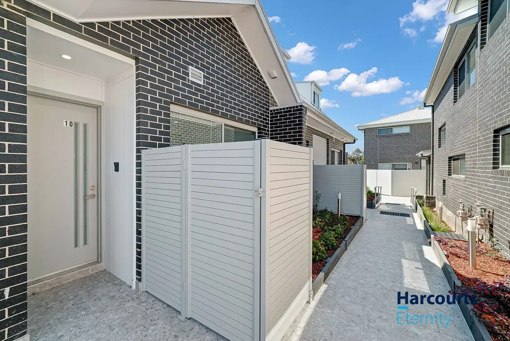 Brand New 3-Bedroom Townhouse Within Girraween Public!