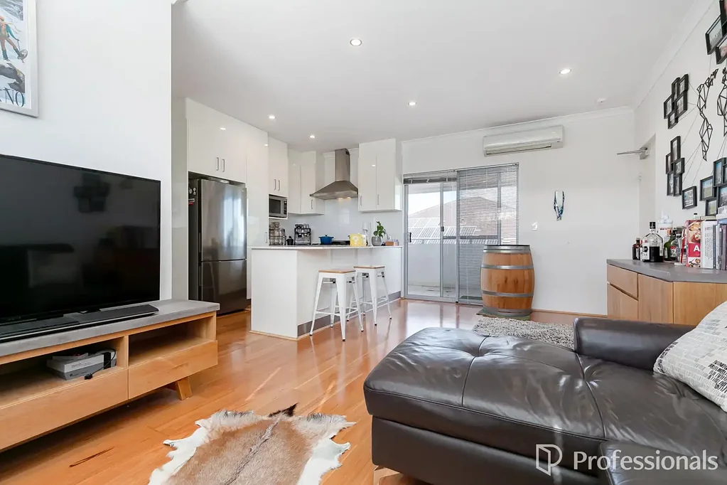 Filled with light and in a lovely location. Unfurnished secure apartment.