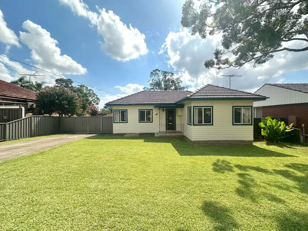 Three Bedroom Family Home In Prime Location!!