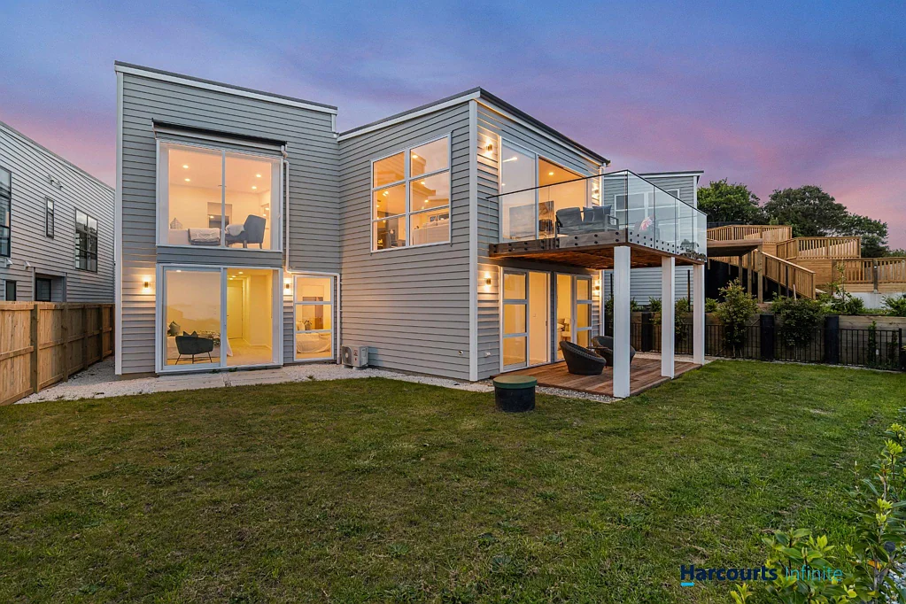 Orewa 5 Slaapkamer Brand New Clifftop Living & Sea Views