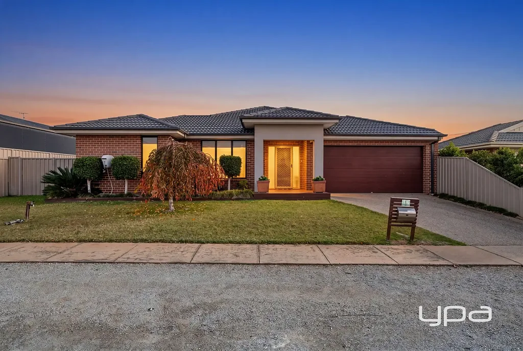 Darley 4房 Grantleigh Estate 787m²宽幅地 豪华奢居 四卧主套 sanctuary 多区生活 高端石材台面 瀑布岛台 全屋精装 河畔步道 近设施 GRAND FAMILY LIVING WITH SPACE, STYLE AND SIDE ACCESS.