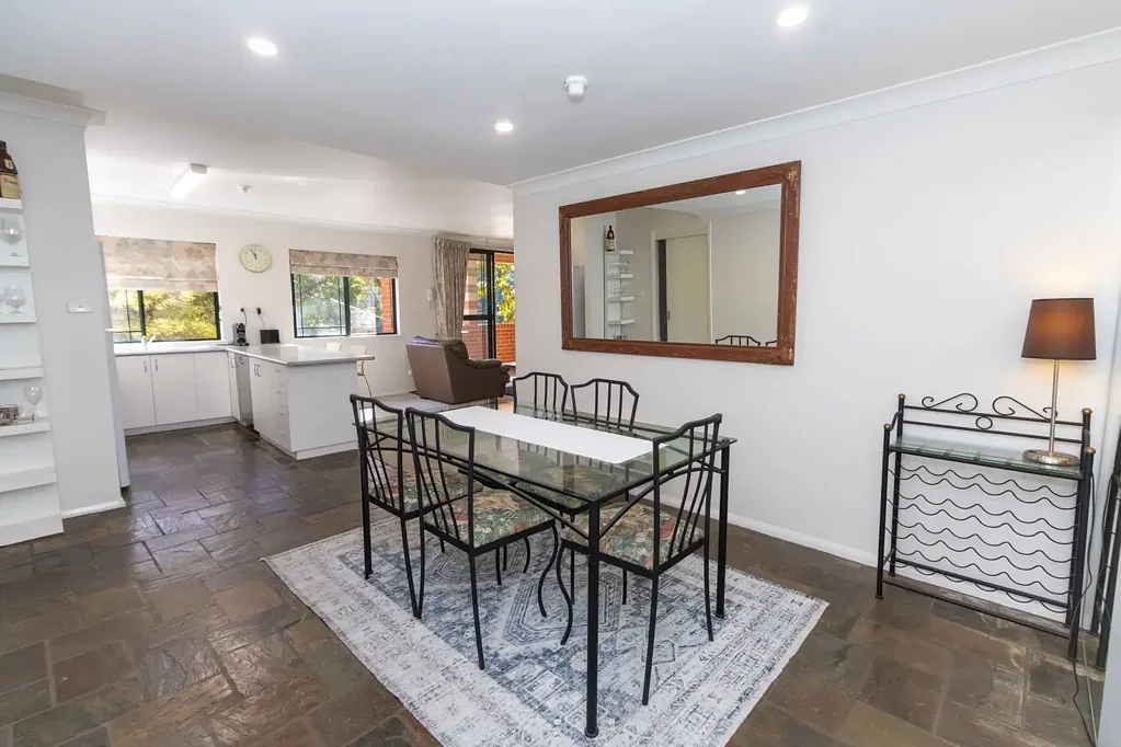 Fully furnished, renovated 2 bedroom apartment, walking distance from Canberra CBD