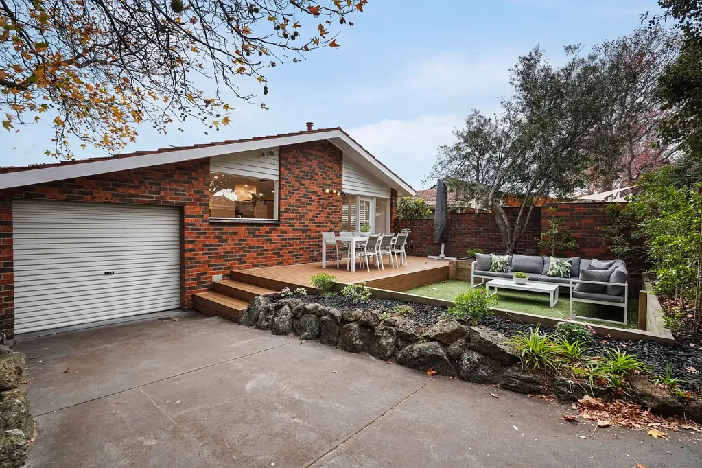 Cheltenham 2Zimmer Renovated Brick Beauty in Prime Cheltenham Pocket