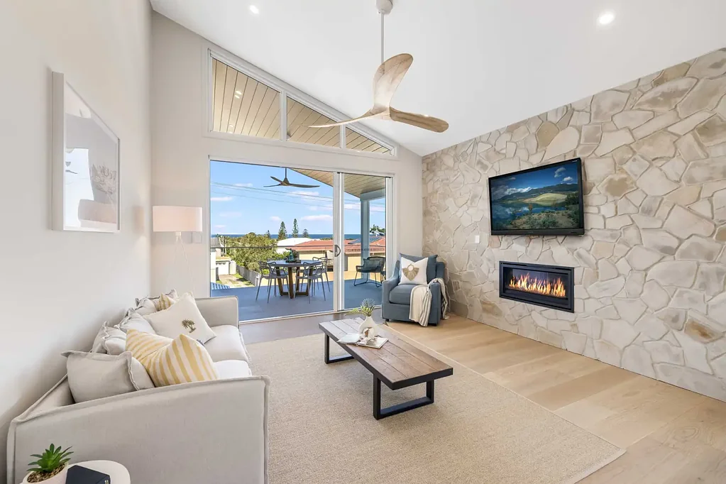 Dicky Beach 3ห้องนอน A Rare Beachside Opportunity - Sophisticated Coastal Living Just 450m from Dicky Beach