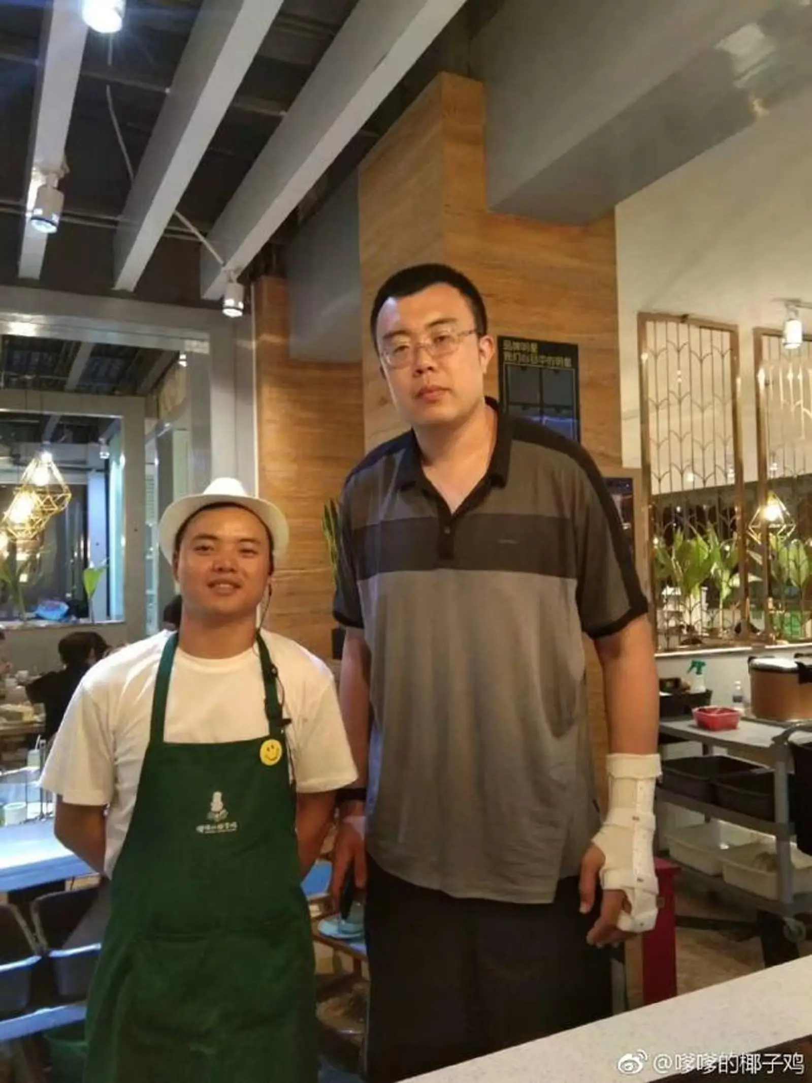 韩德君现身海南三亚的餐厅 推测将无缘季后赛
