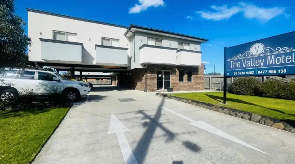 Pakenham 16房 16间客房设计  现代化设施齐全  阳台景观客房  免费停车便利  社区友好氛围  战略位置优越  稳定收入潜力 Exclusive Hospitality Investment – Premier Pakenham Valley Motel