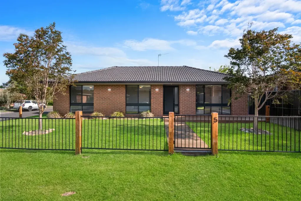 CUTE THREE BEDROOM HOME IN SOUGHT AFTER BLIGH PARK