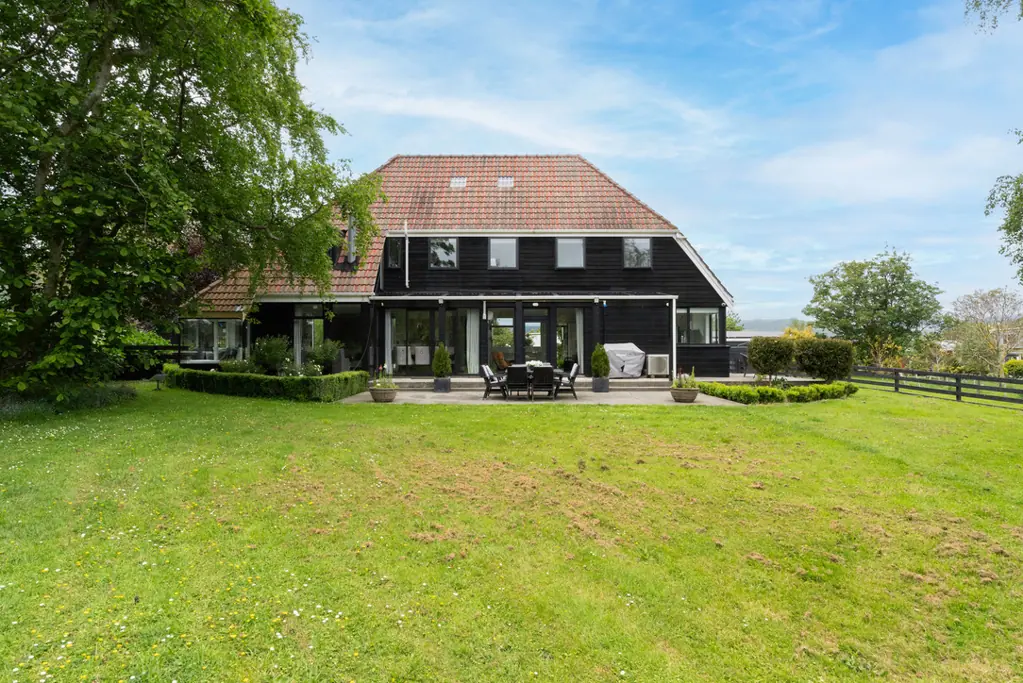 Otaki 4房  Stylish Character Home on 3.5ha Lifestyle Block