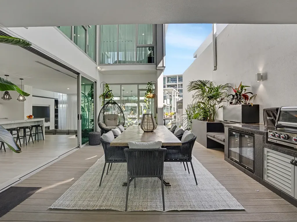 Paradise Point 3બેડરૂમ Waterfront Villa with Private Basement Garage - Sophisticated Design Meets Coastal Luxury!