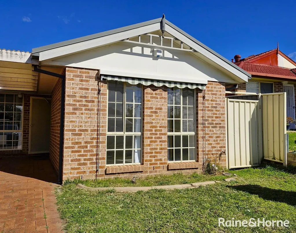 QUIET STREET, GREAT LOCATION- THREE BEDROOM HOME IN INGLEBURN FOR LEASE!