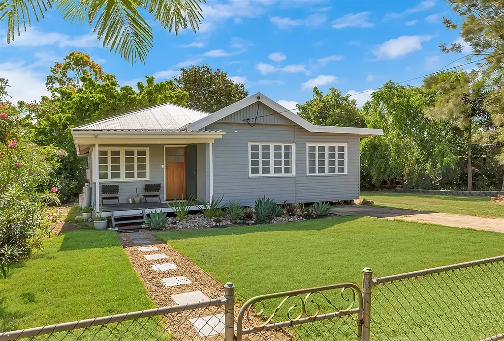CHARMING 3 BEDROOM 2 BATHROOM HOME IN GARBUTT!