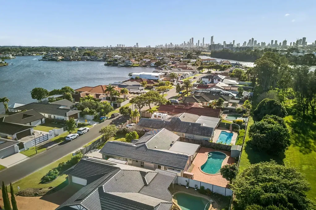 Clear Island Waters 5침실 Executive Family Living in One of the Gold Coast's Most Sought-After Enclaves