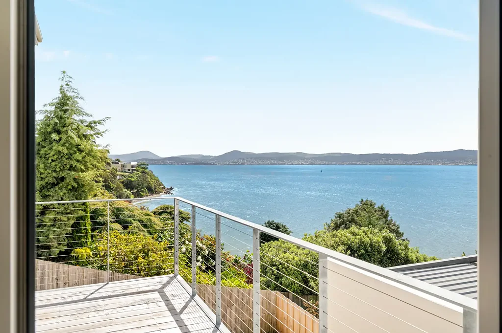 Sandy Bay 1房  Luxury Living On Sandy Bay's Golden Mile