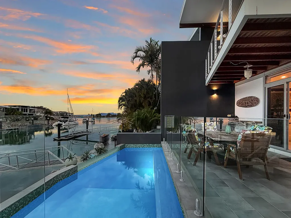 Nelly Bay 4房  Absolute Waterfront Living with Private Pool - No Body Corp Fees!