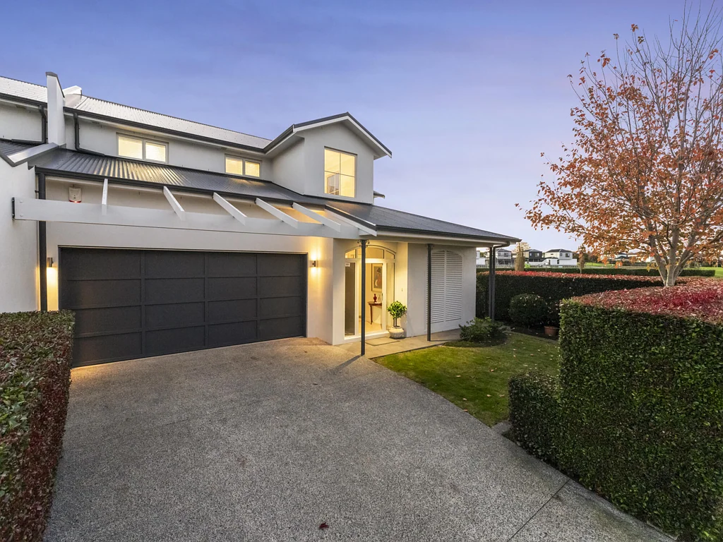 Karaka 4房  Lakefront Luxury with Elevator Living