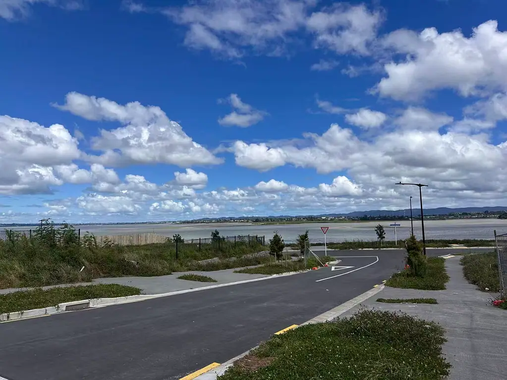 Hobsonville 2 Slaapkamer First Home Buyers! Entry with Sea Views!