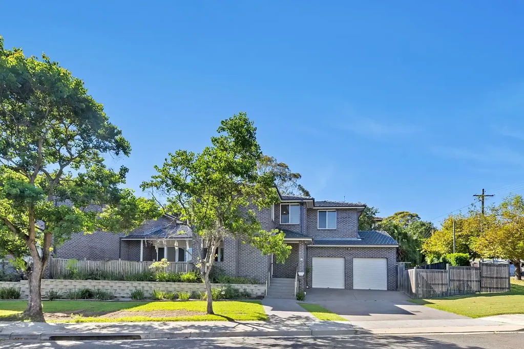 Modern 3 Bedroom 2 Bathroom Duplex with parking