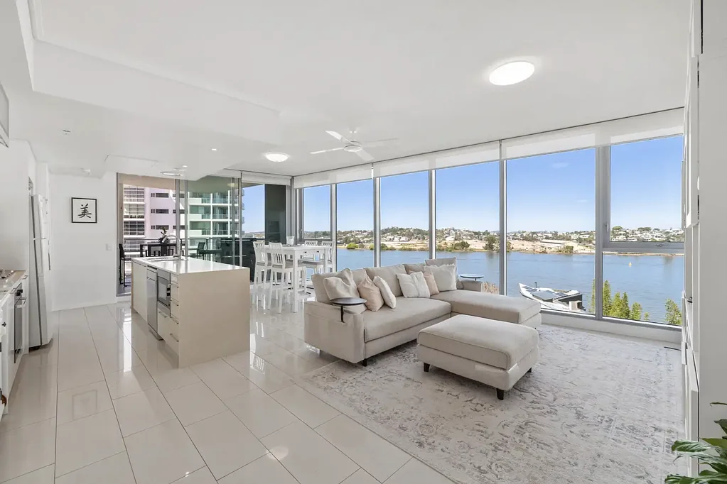 Hamilton 2Kwarto Elevated Elegance with River & City Panoramas – Move in Ready