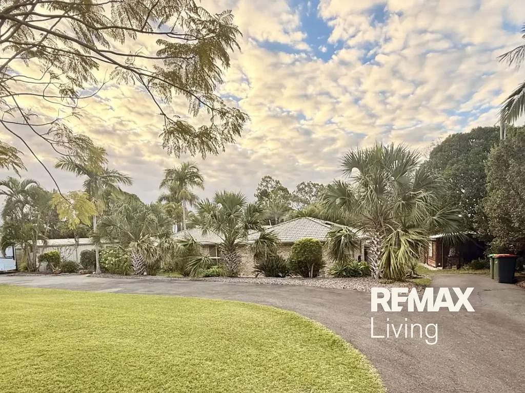 Spacious Family Retreat with Pool, Solar & Multiple Living Areas