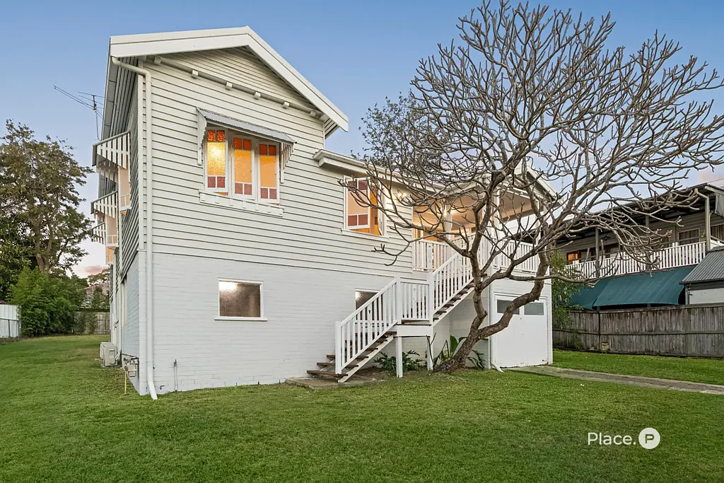 Greenslopes 3房 翻新特色住宅，占地810平方米，未来潜力无限 Renovated Character Home with Exceptional Future Potential on 810m²
