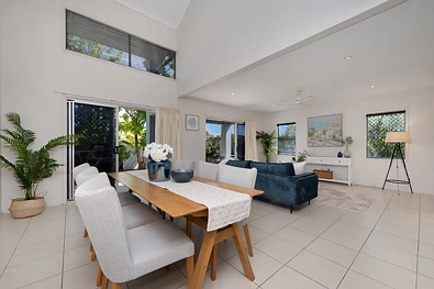 Kirwan 4房  Stunning Home - Private Gated Community  'Living On Golf Links'