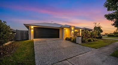 Yarrabilba 4房 4卧室住宅，投资者不容错过 Polished Four-Bedroom Living with Outdoor Flow,