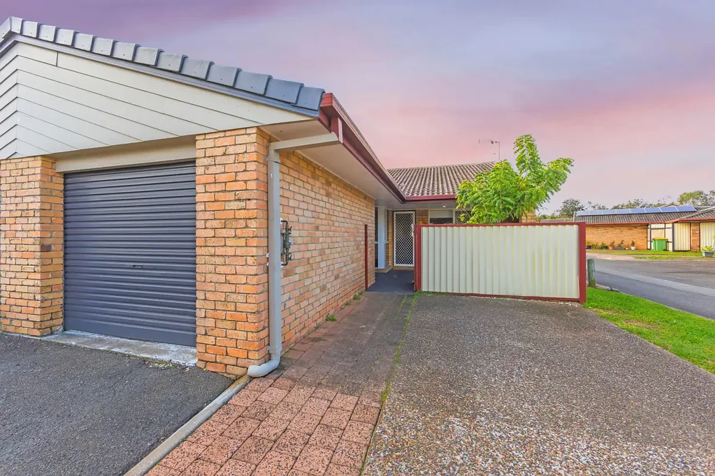 Southport 2ਬੈੱਡਰੂਮ Price Reduced - Move In Ready - Outstanding Opportunity for Investors & Homeowners