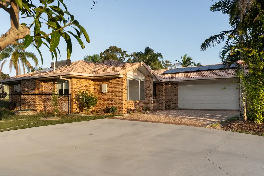 Burpengary East 4ห้องนอน Peaceful family living with shed, solar & Entertainers backyard