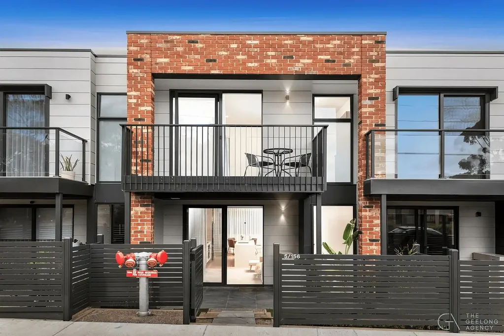 Highton 2房  Modern three-level living with convenience in every direction.