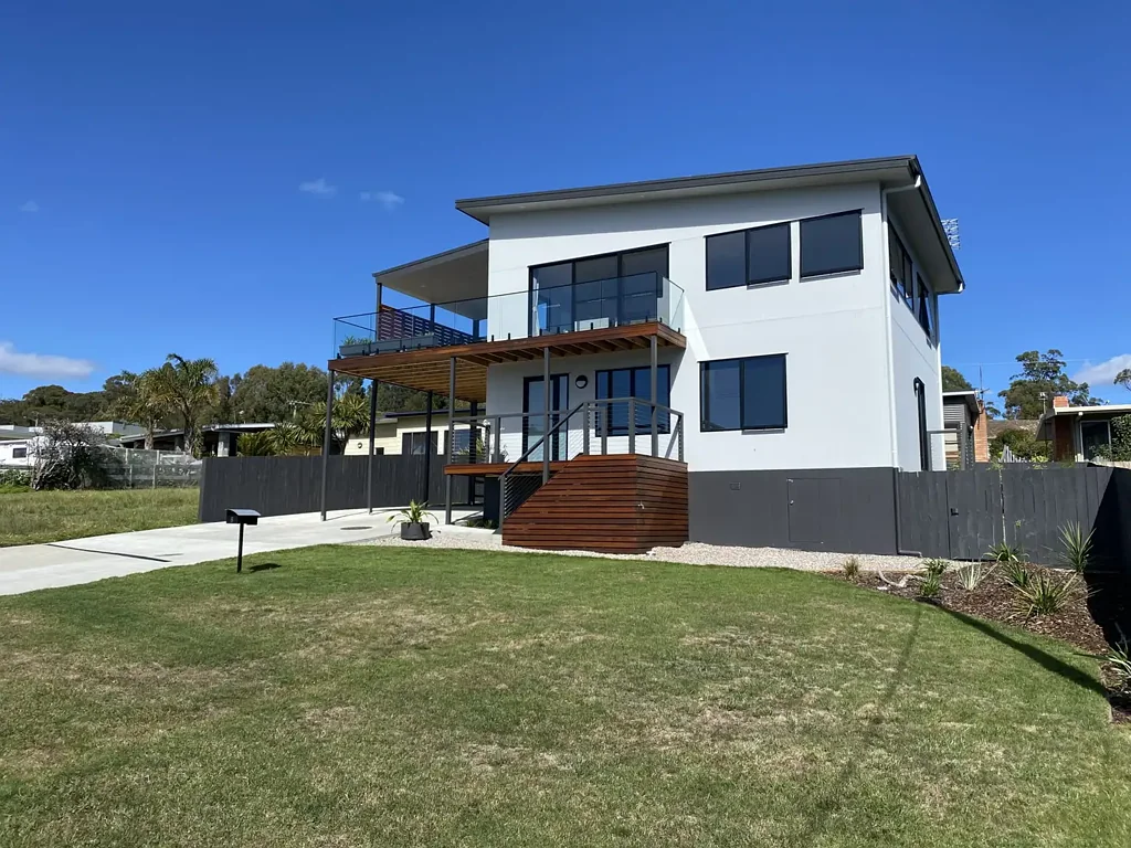 Coastal Views & Comfortable Living in the Heart of St Helens