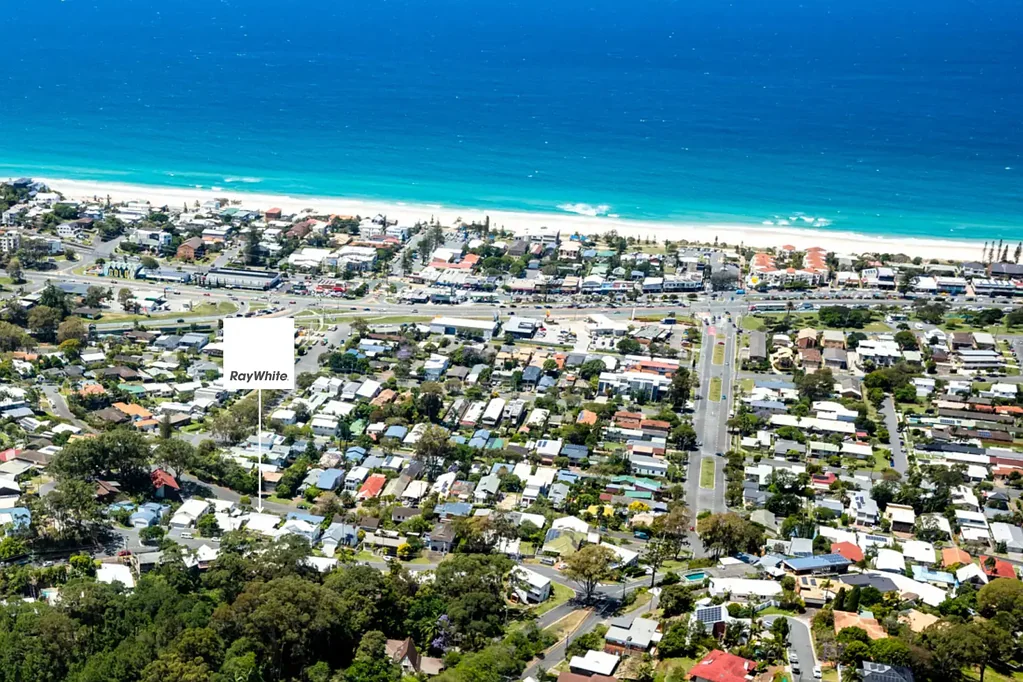 Tugun 3 Slaapkamer Cute Coastal Classic with Ocean Views on Biby Street