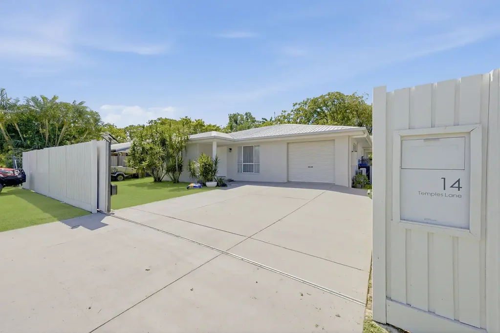 Bakers Creek 3房  Spacious Living Opposite the Golf Course - Lifestyle & Convenience Combined!