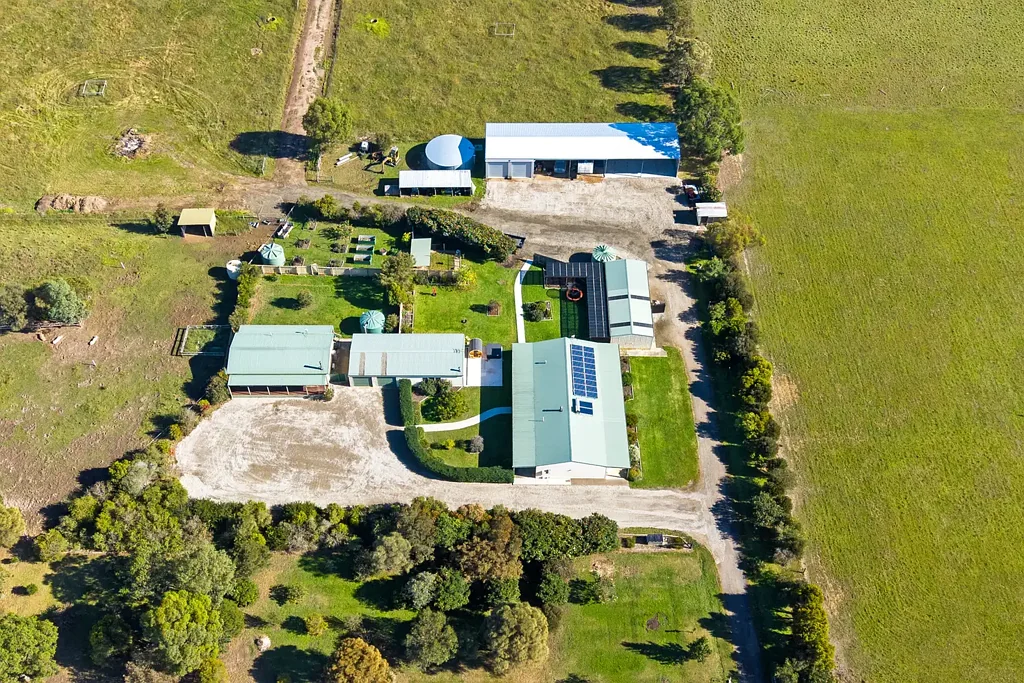 Cowwarr 8房  Dual Living on 10 Acres – The Ultimate Rural Lifestyle