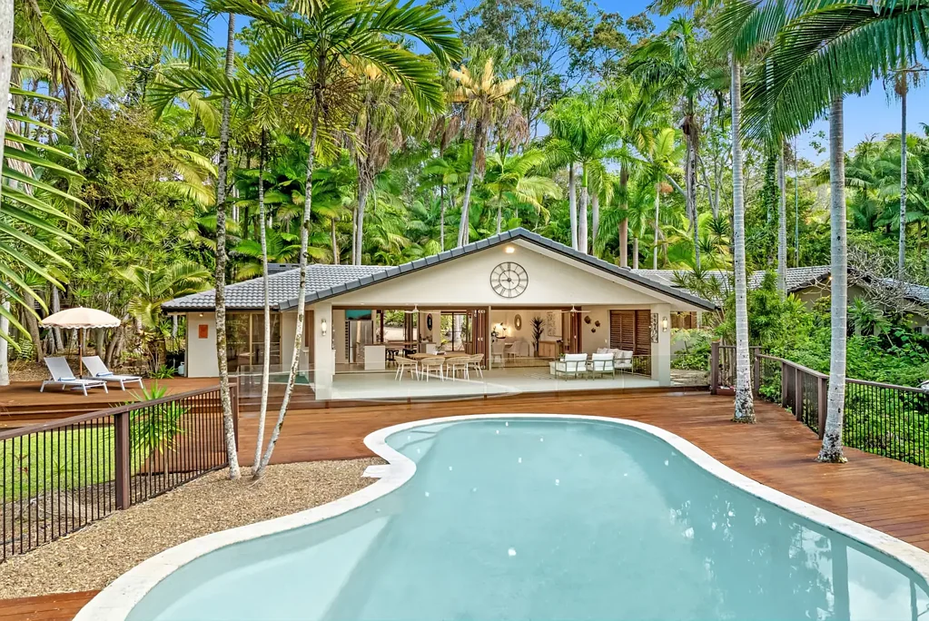 Doonan 4 Slaapkamer 'LAKEVIEW' - TRANQUIL SINGLE-LEVEL HOME IN DRESS-CIRCLE LOCATION WITH BEAUTIFUL WATER VIEWS