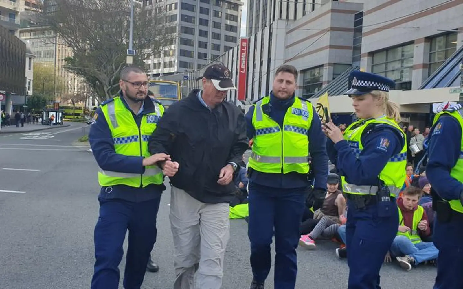 约40名气候抗议者被捕，堵路封桥举动疯狂，这些人到底什么来头？