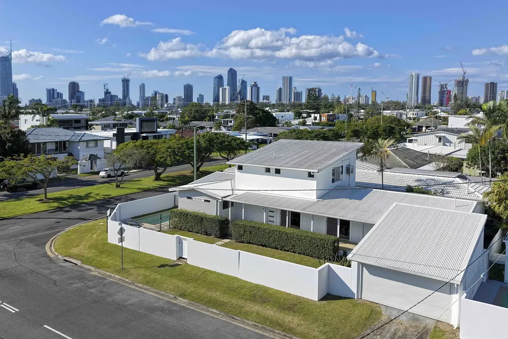 Broadbeach Waters 5Moenga Live Now, Renovate Later, Invest for the Future