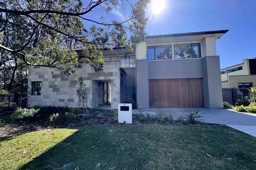 North Turramurra 5Habitaciones Brand new luxury house with 490sqm building size and 958sqm land, now it's ready to move in. it's located next to Elite Golf Course and national park