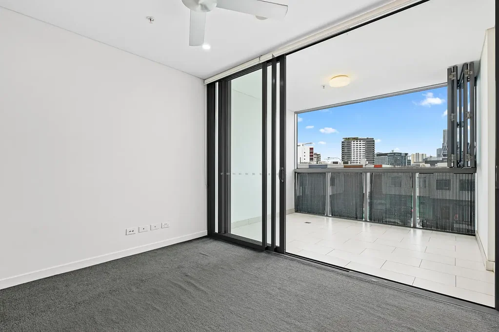 Bowen Hills 1房 内城便利 4公里CBD 公交便捷 城市景观阳台 度假村设施 安保停车 空置随时入住 Stylish Inner-City Living with Brilliant Brisbane Skyline Views - Vacant & Ready Now