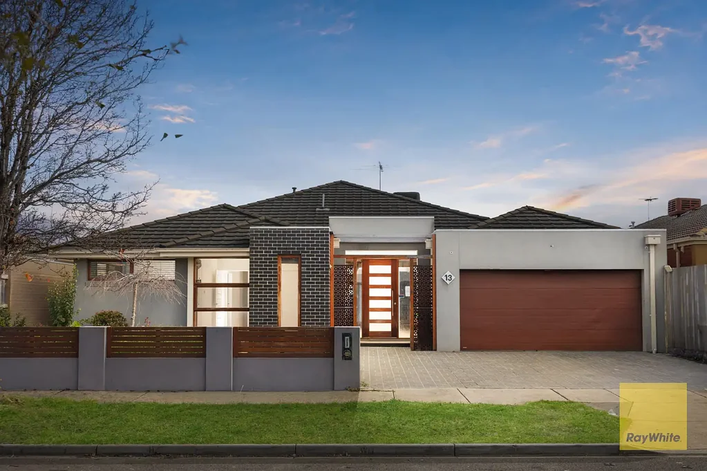 Deer Park 4房 绝佳地块，优越位置，巨大机遇！ GREAT LAND, GREAT LOCATION, GREAT OPPORTUNITY!